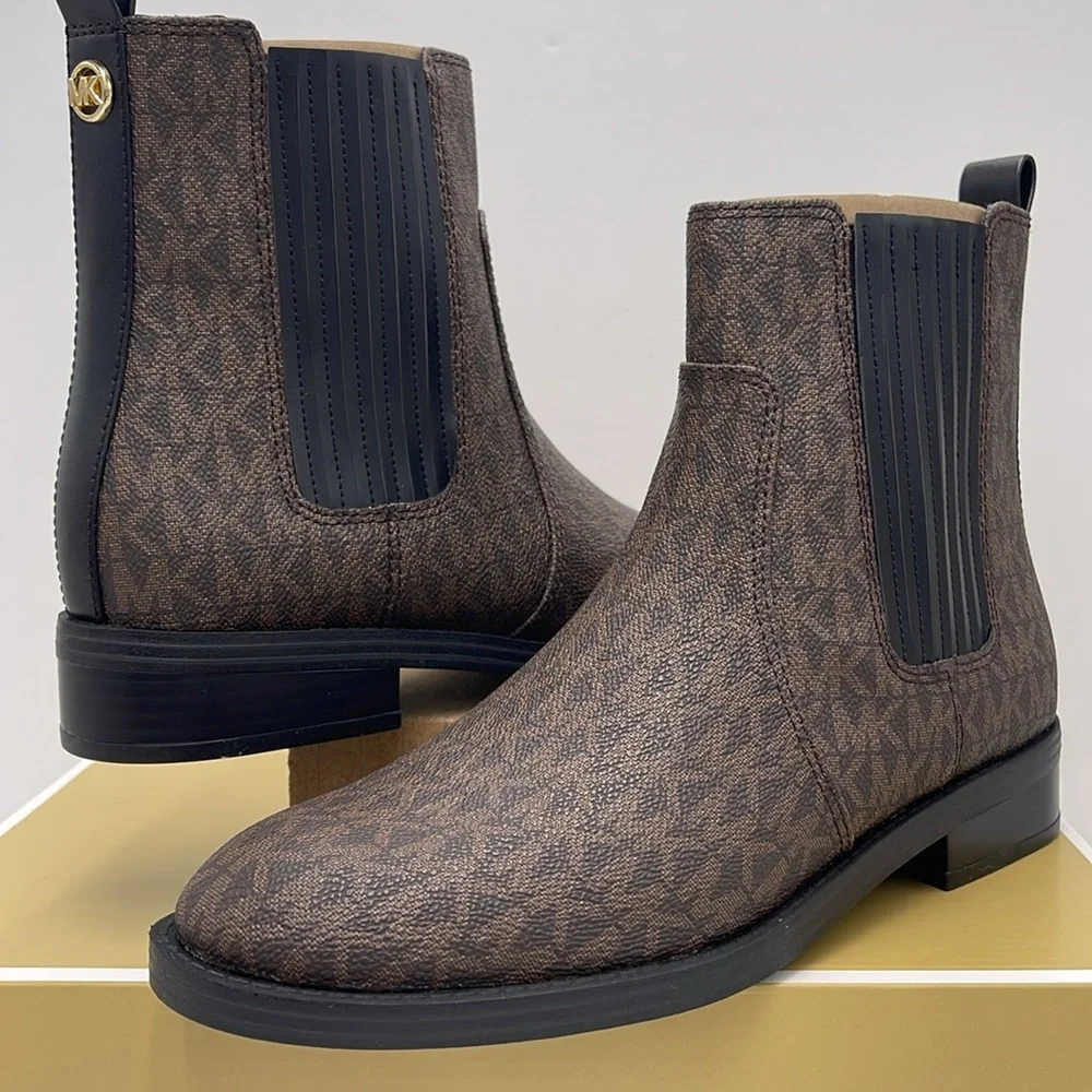 Michael Kors ELLA FLAT BOOTIE MK SIG SM
49F4ELFE5B
BROWN - Picture 8 of 16